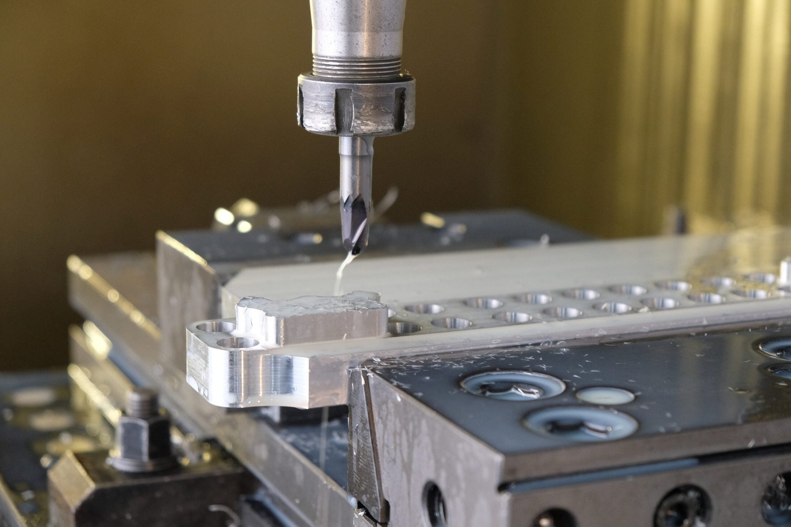 Fresatura CNC precisione su componente tecnico
