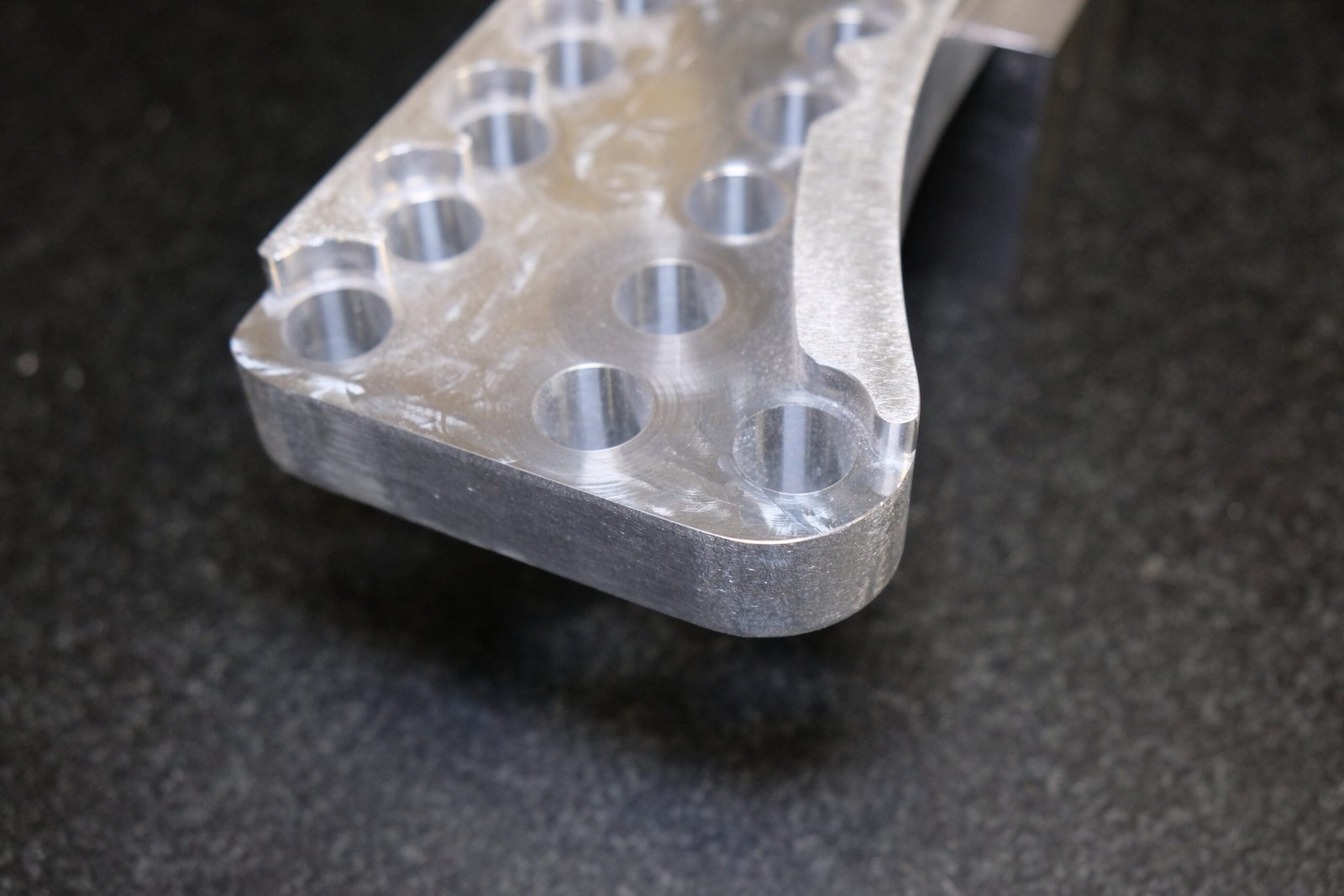 Lavorazione CNC su piastra di grandi dimensioni