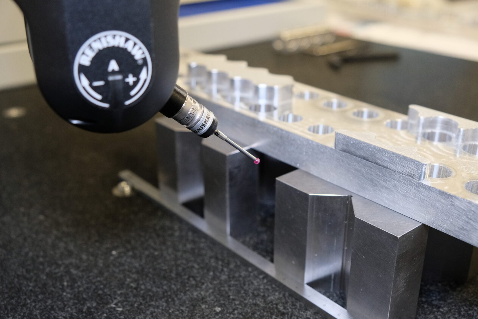 Finitura e dettaglio di superficie su pezzo CNC