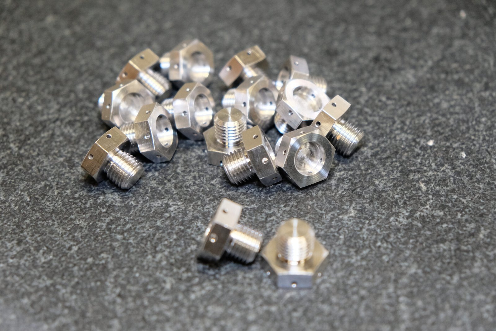 Fresatura CNC precisione su componente tecnico